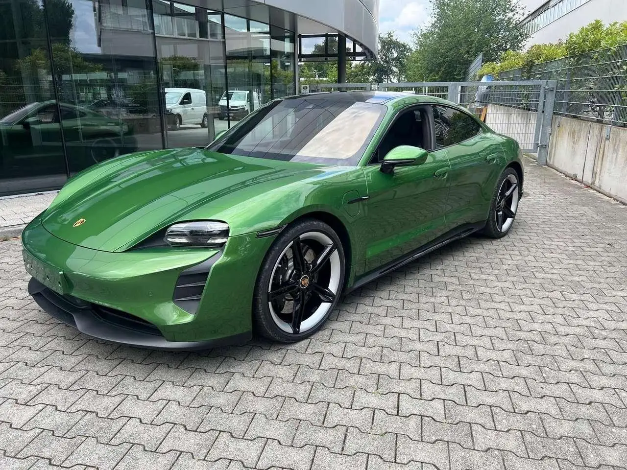 Photo 1 : Porsche Taycan 2021 Hybride