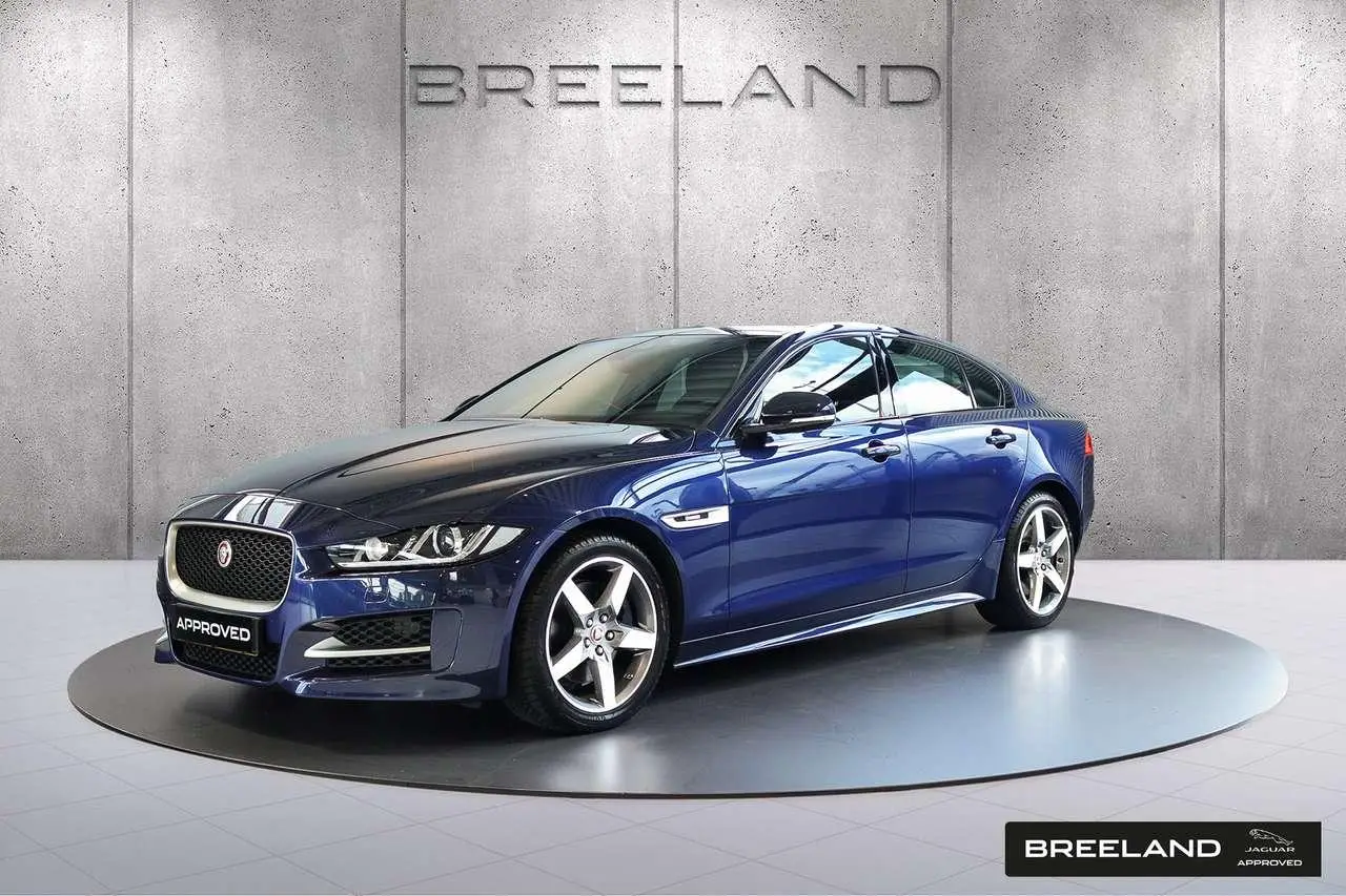 Photo 1 : Jaguar Xe 2020 Essence