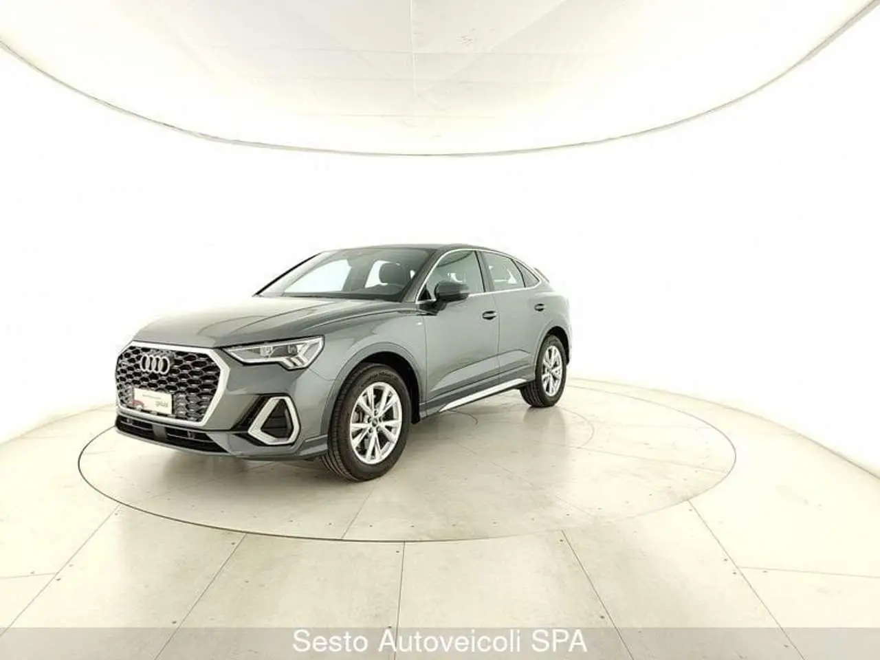 Photo 1 : Audi Q3 2023 Essence