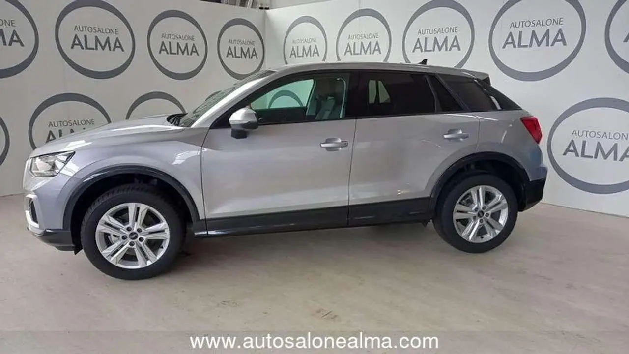 Photo 1 : Audi Q2 2024 Petrol