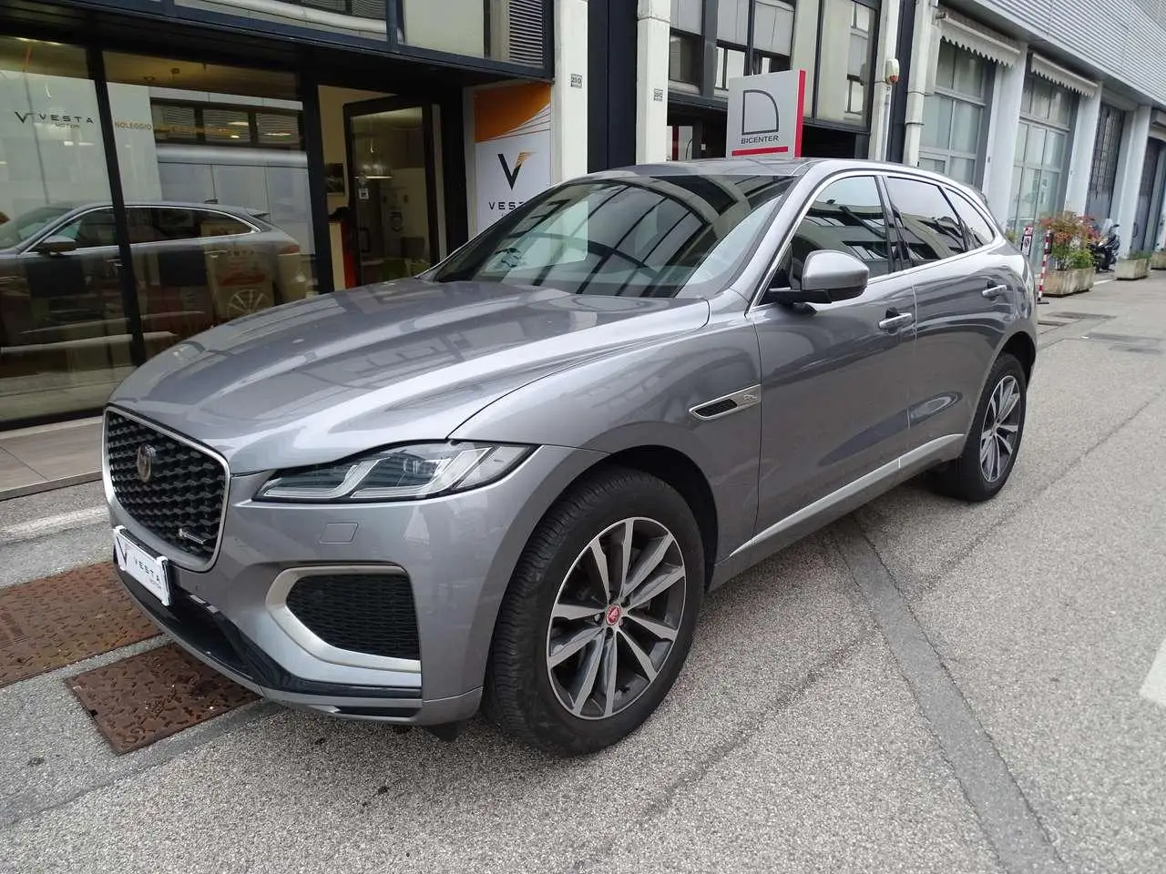 Photo 1 : Jaguar F-pace 2022 Hybrid