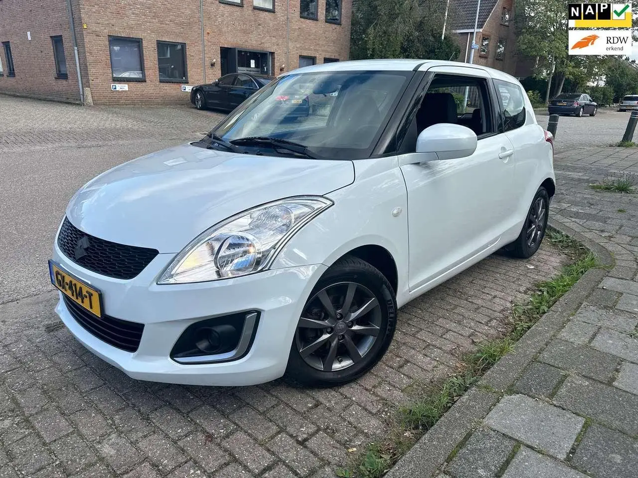 Photo 1 : Suzuki Swift 2015 Petrol