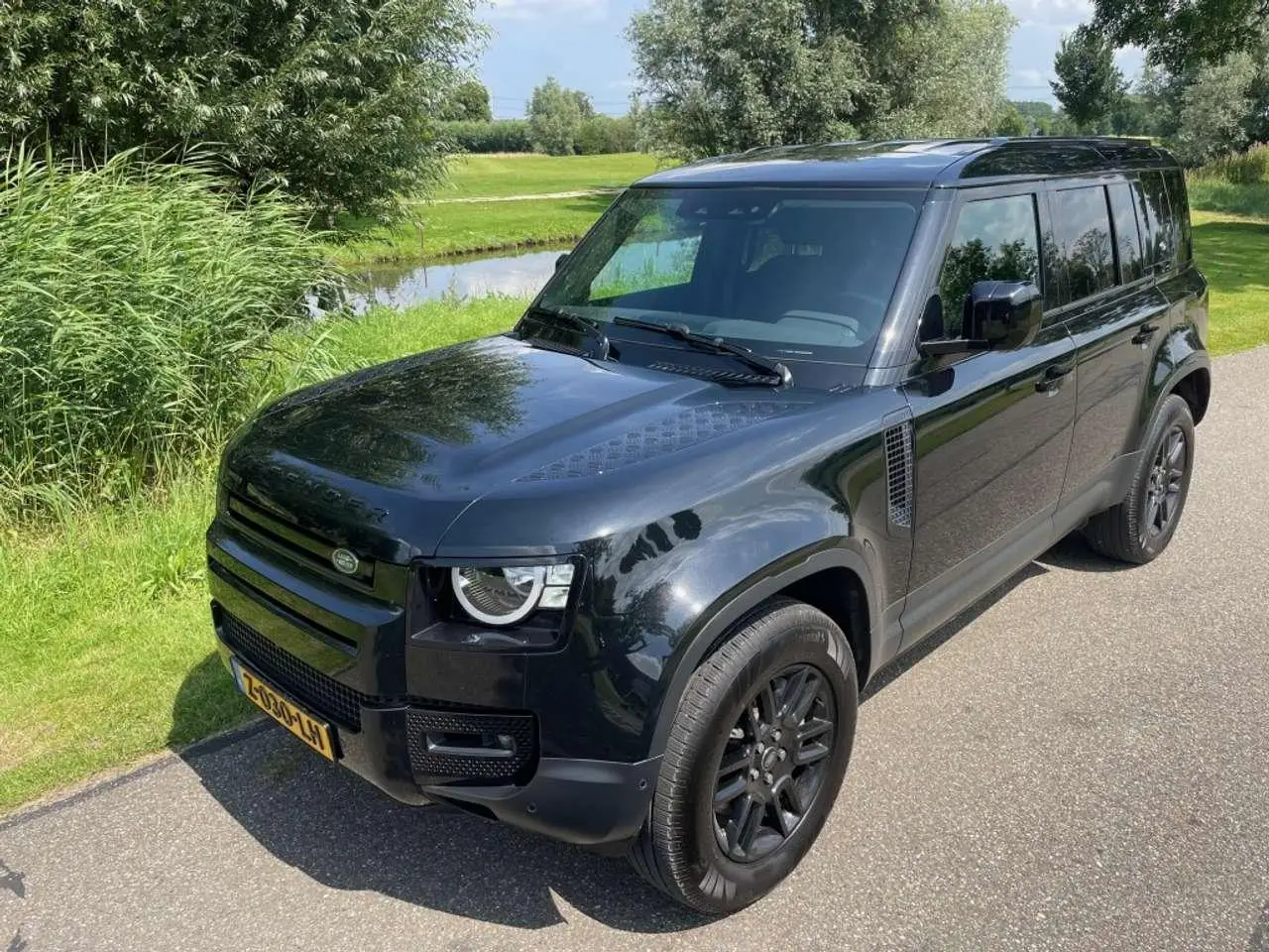 Photo 1 : Land Rover Defender 2023 Hybrid