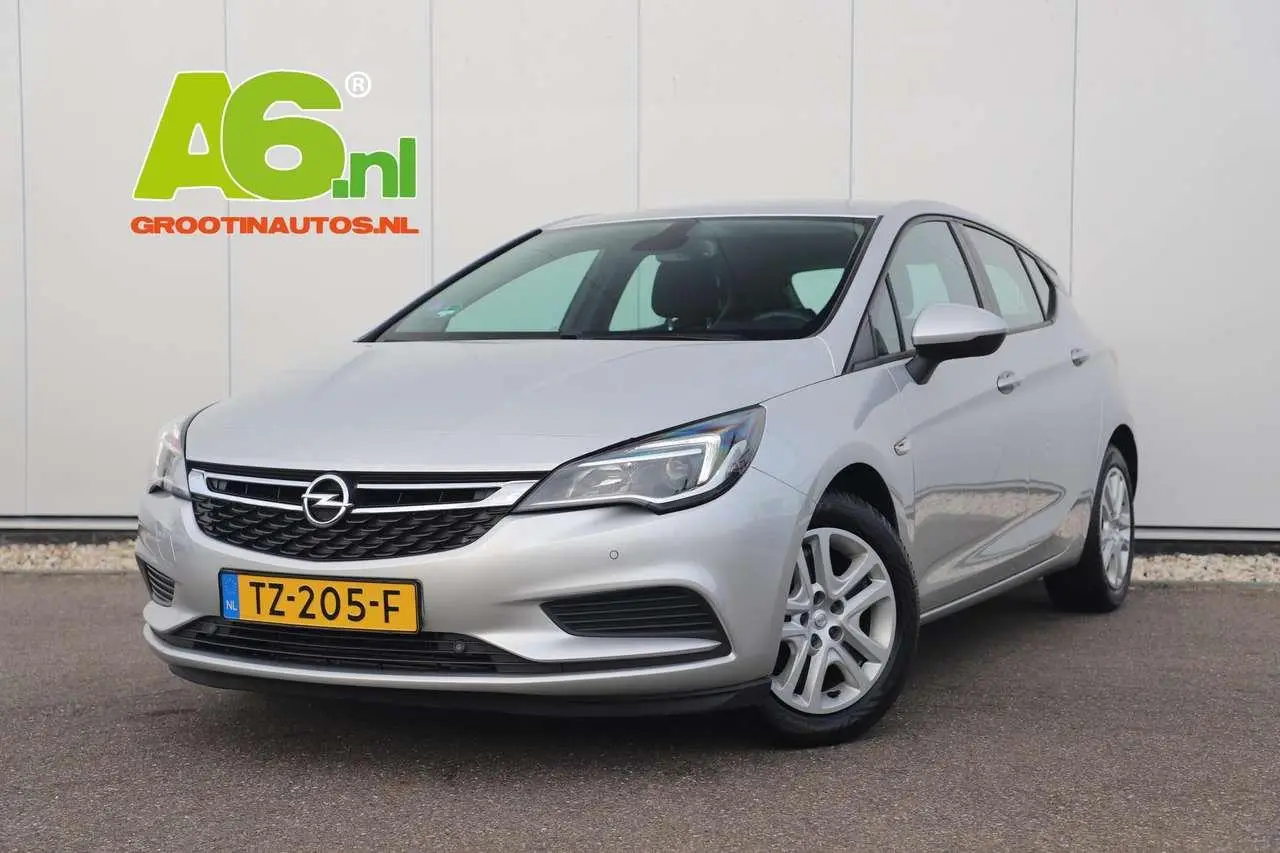 Photo 1 : Opel Astra 2018 Petrol