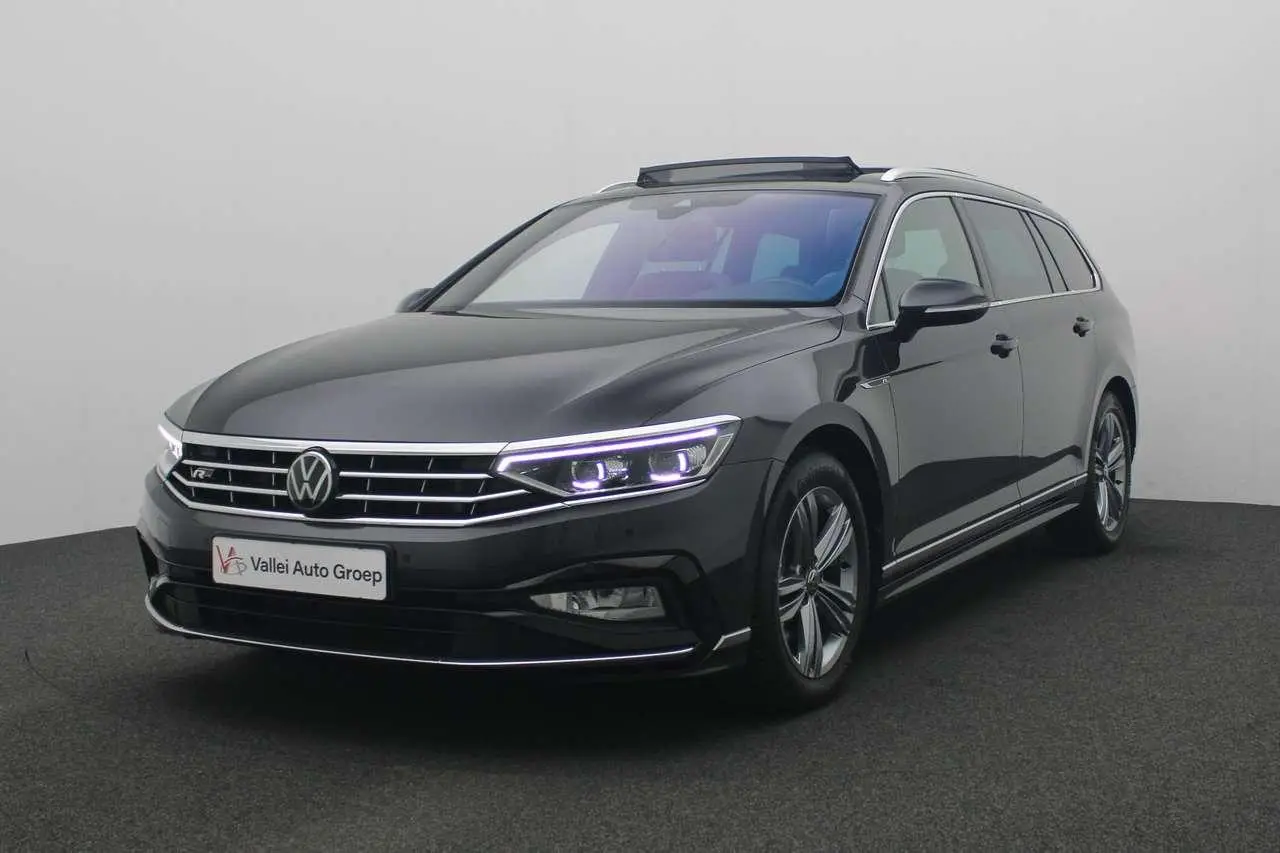 Photo 1 : Volkswagen Passat 2022 Petrol