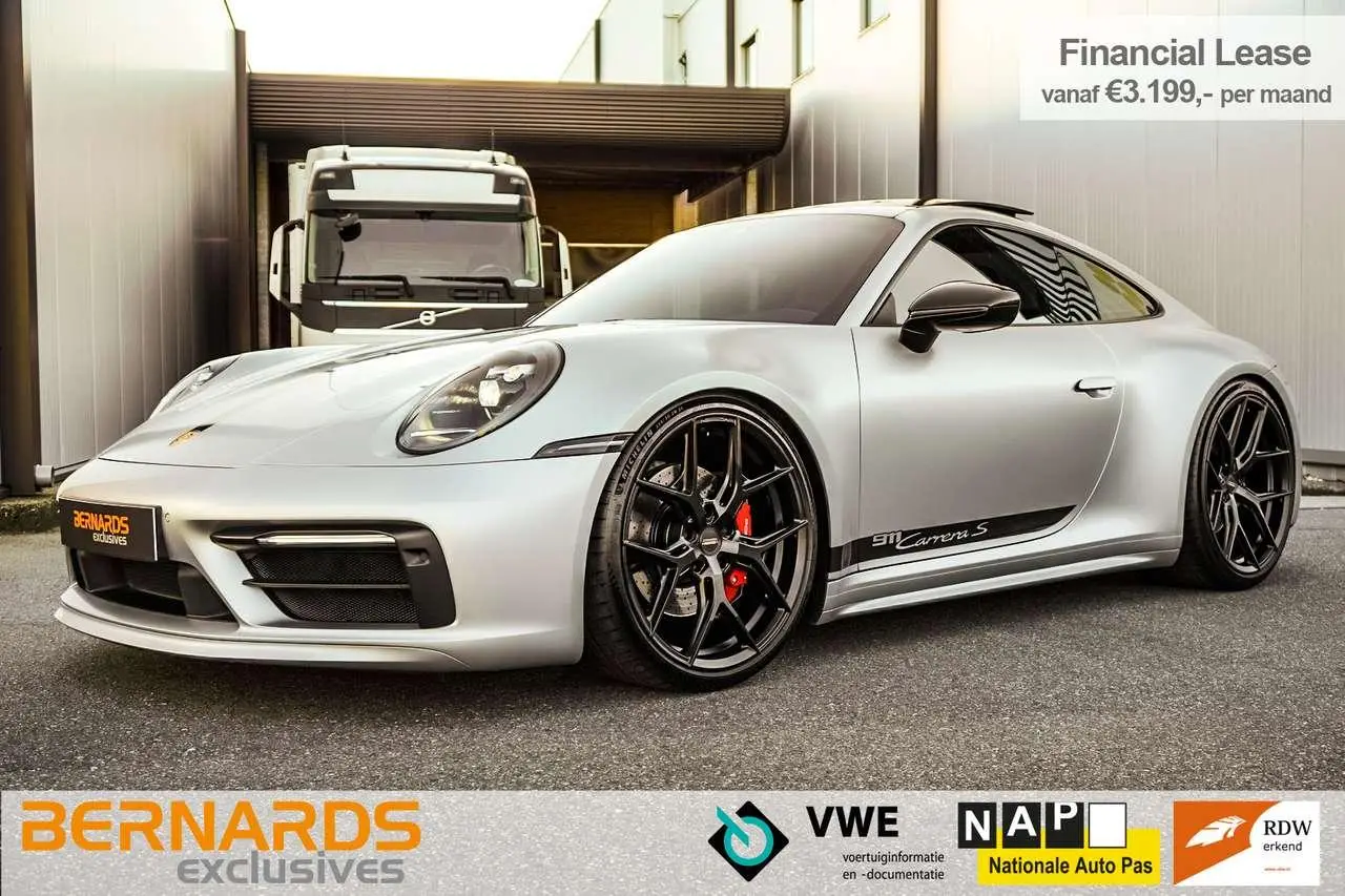 Photo 1 : Porsche 992 2021 Petrol