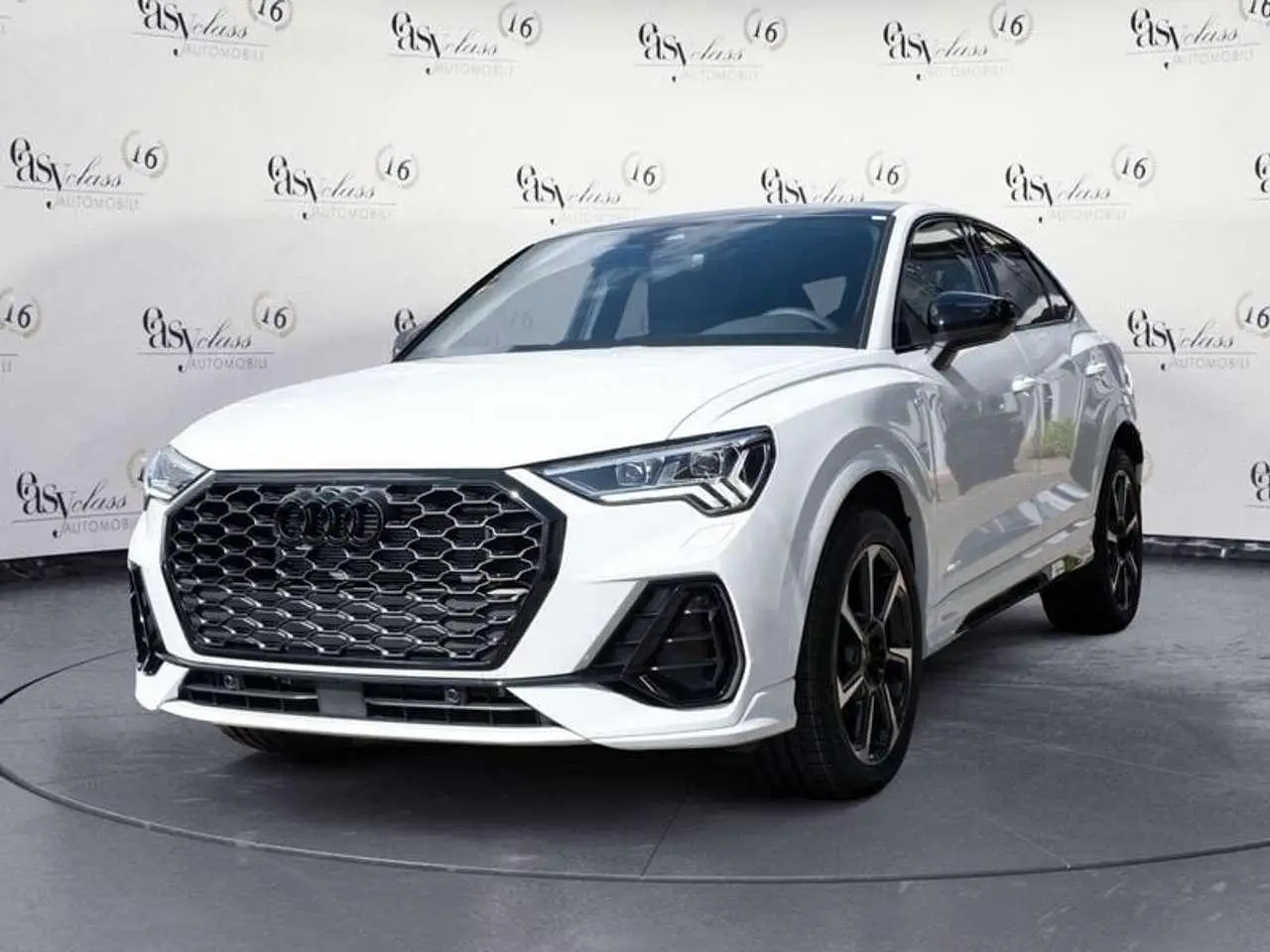 Photo 1 : Audi Q3 2024 Hybrid