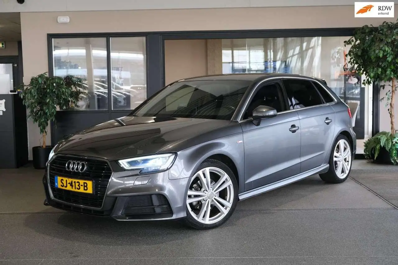 Photo 1 : Audi A3 2018 Petrol