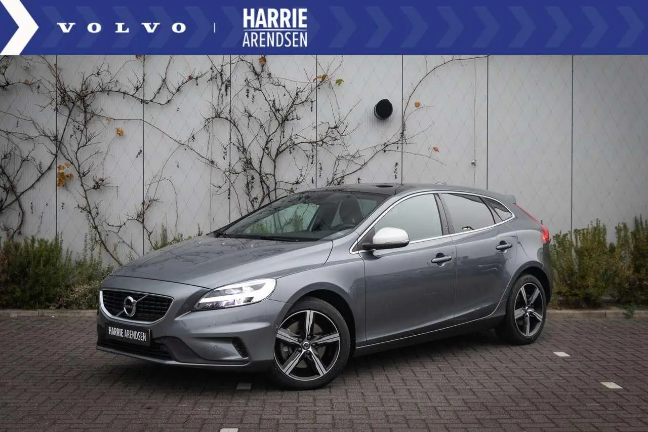 Photo 1 : Volvo V40 2018 Petrol