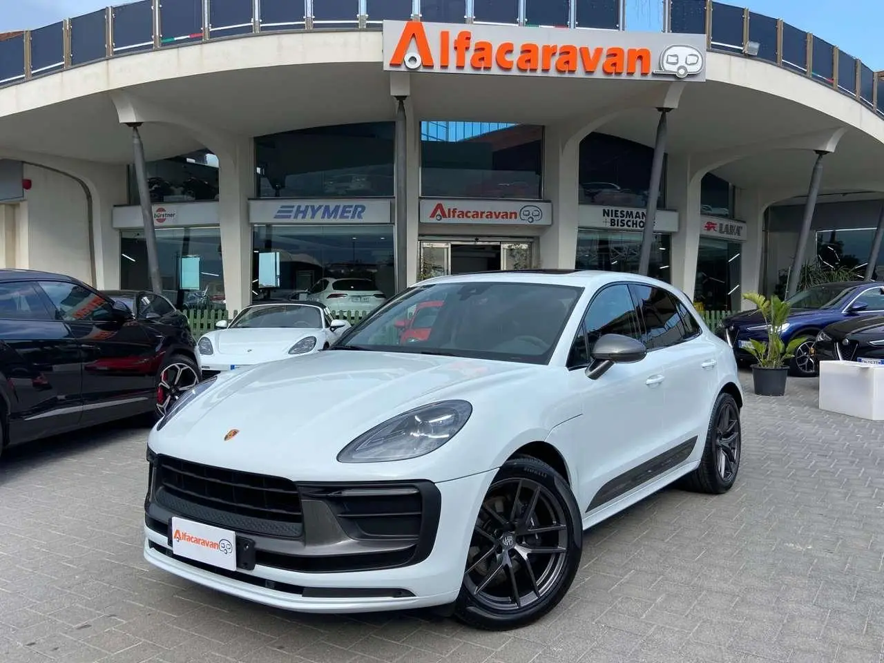 Photo 1 : Porsche Macan 2022 Essence