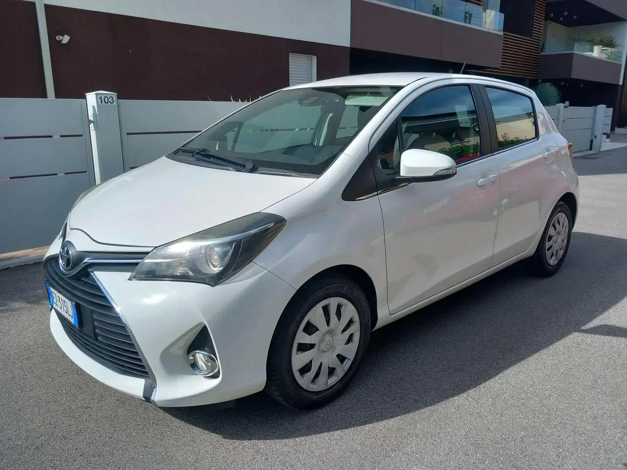 Photo 1 : Toyota Yaris 2015 Petrol