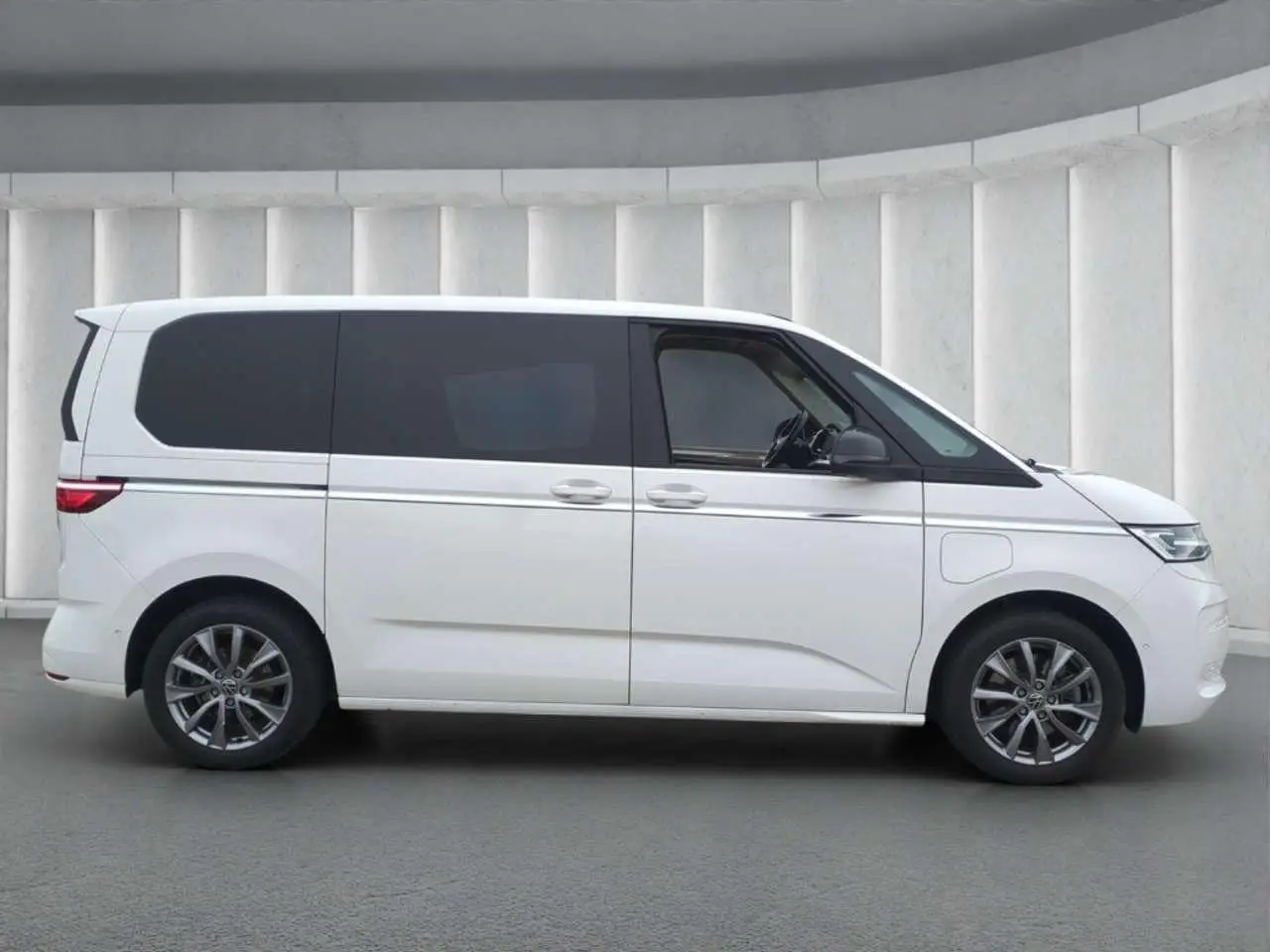 Photo 1 : Volkswagen T7 2022 Hybrid