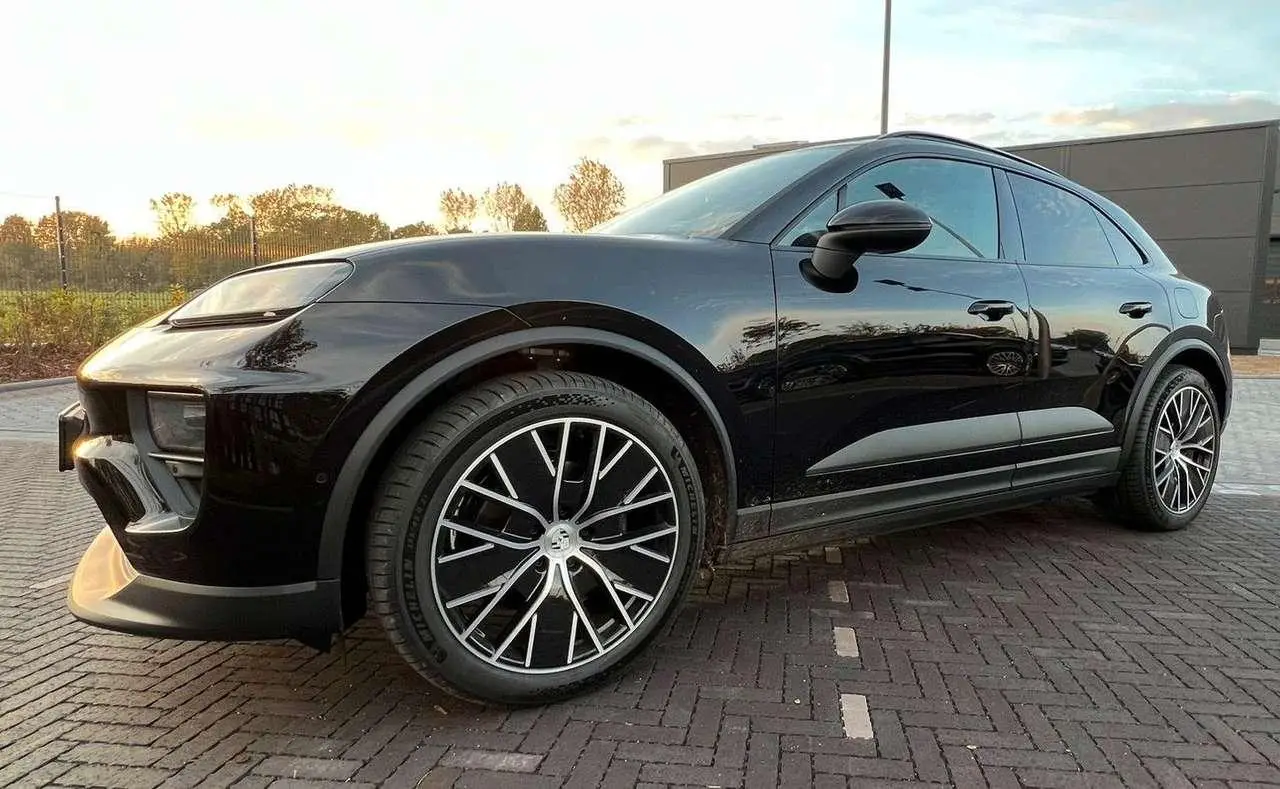 Photo 1 : Porsche Macan 2024 Electric