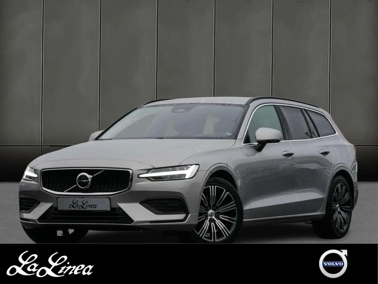 Photo 1 : Volvo V60 2023 Petrol