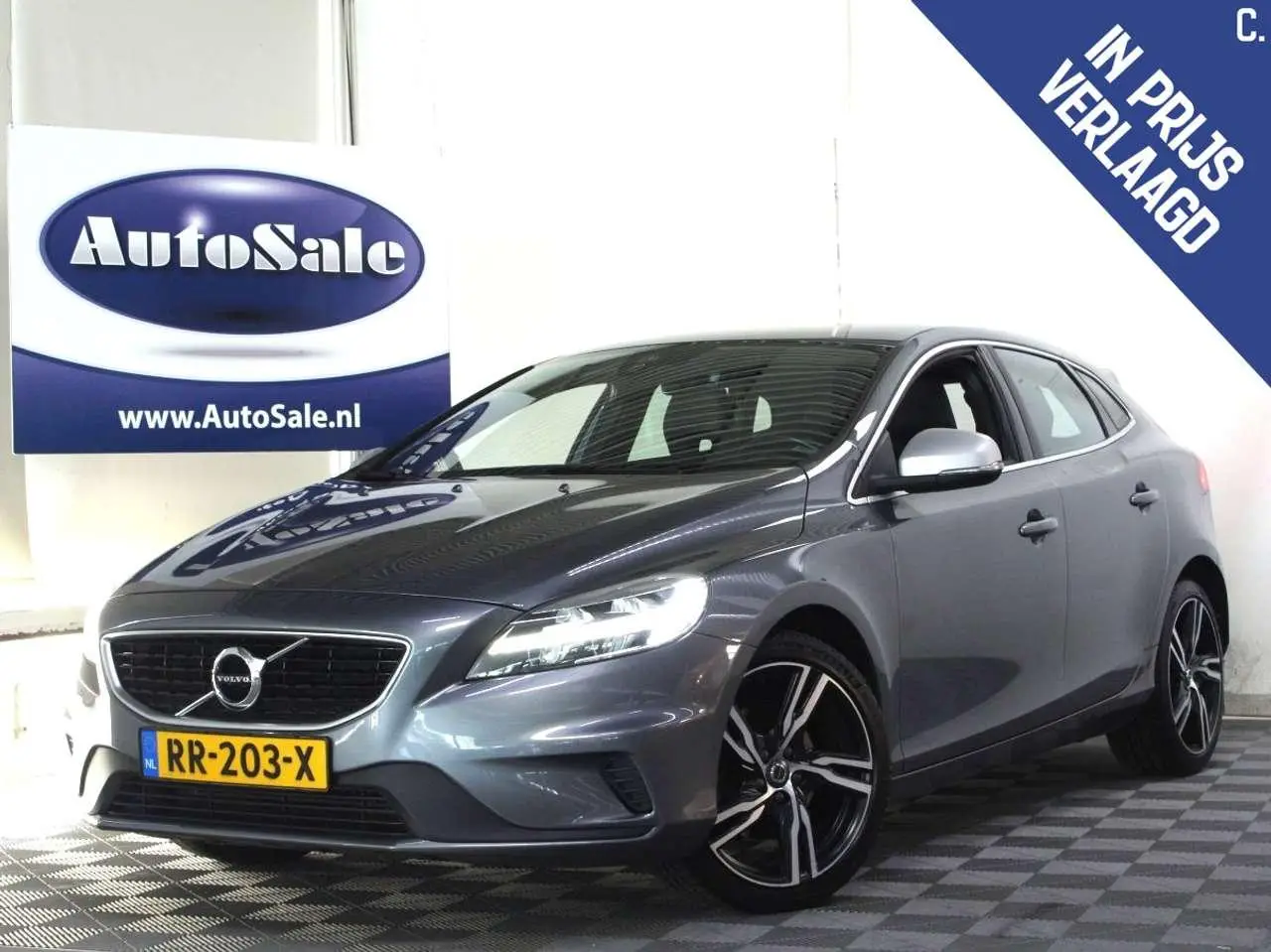 Photo 1 : Volvo V40 2018 Petrol