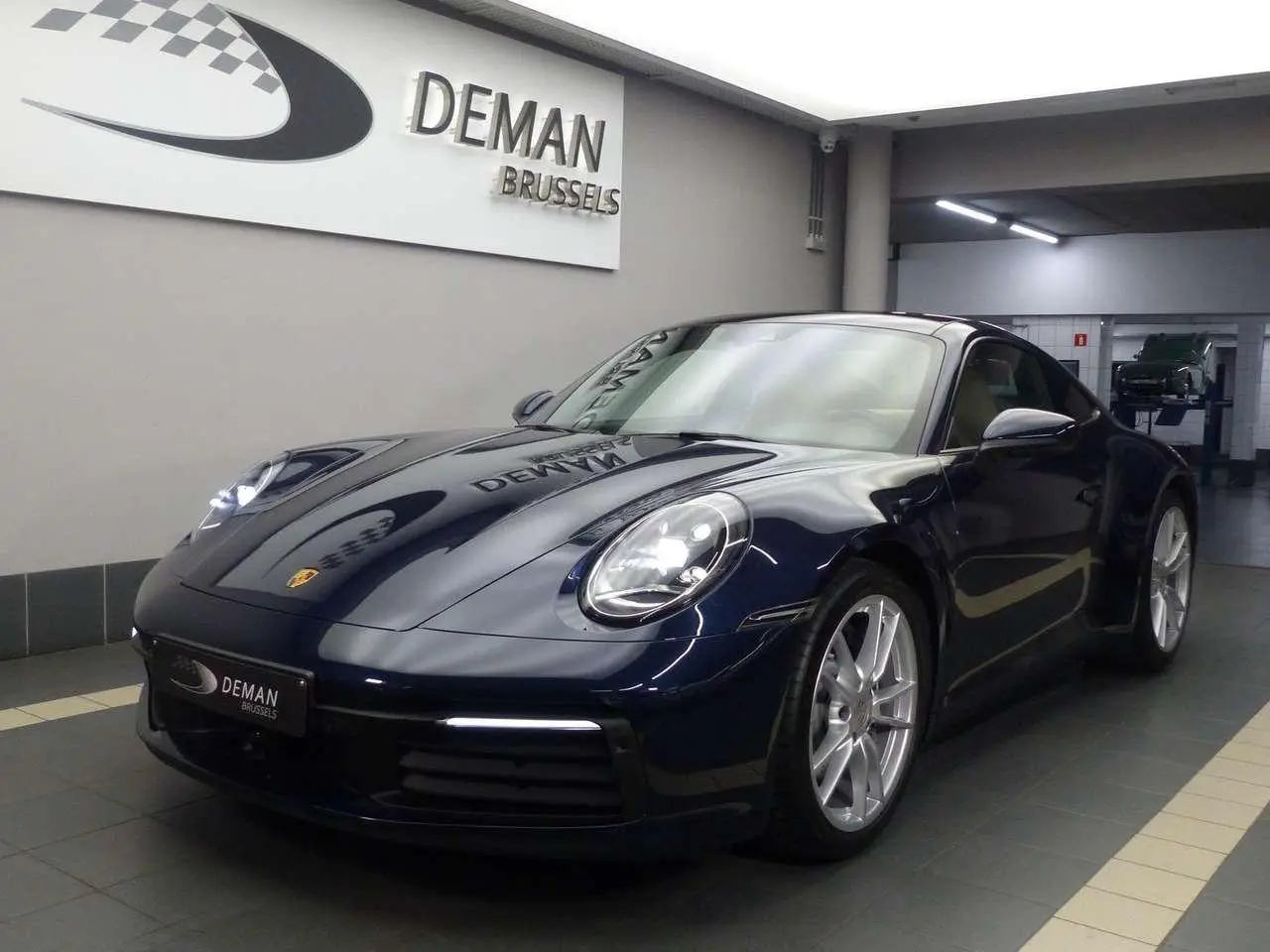 Photo 1 : Porsche 992 2021 Petrol