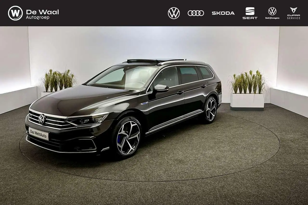 Photo 1 : Volkswagen Passat 2021 Hybride