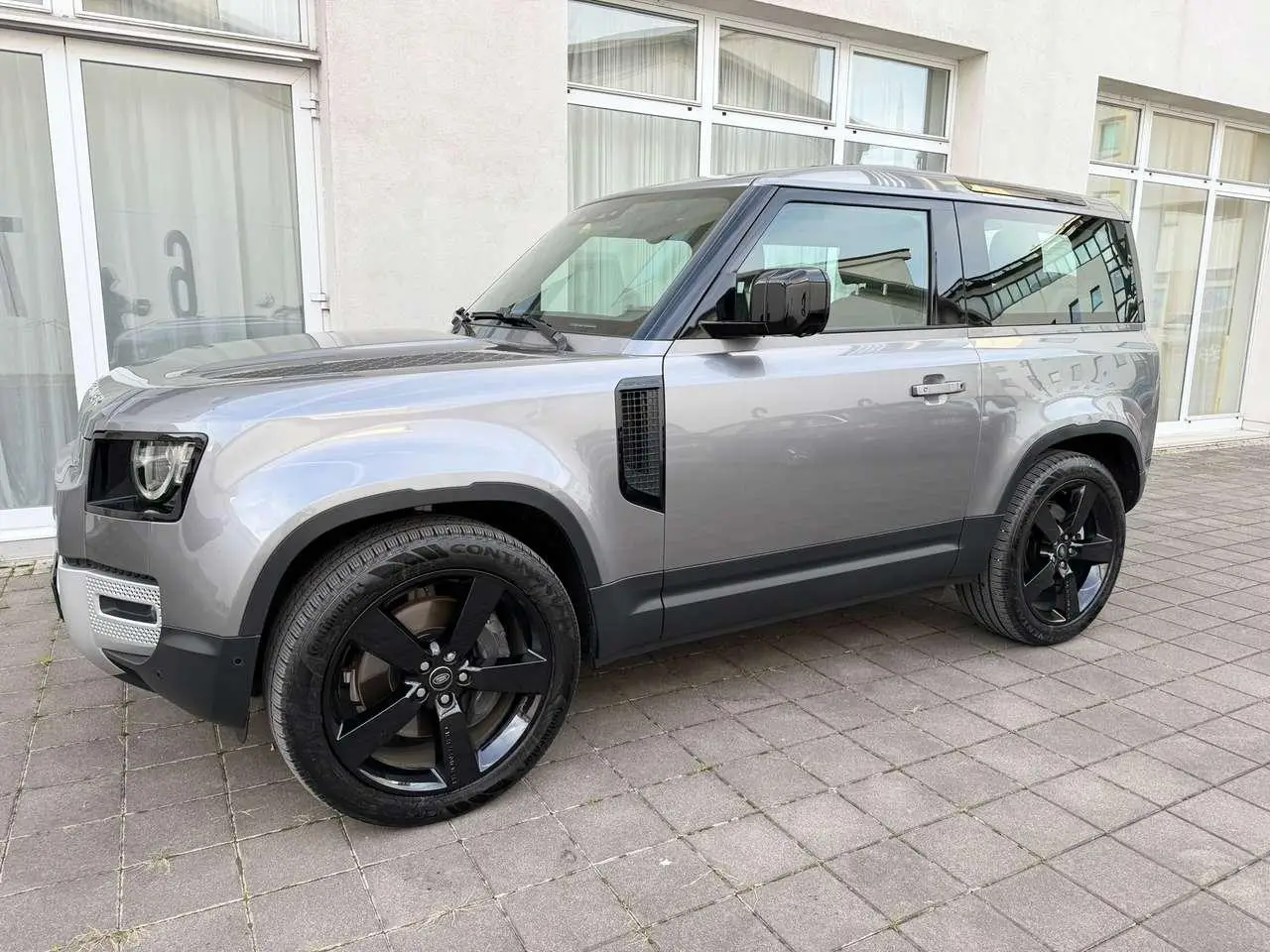 Photo 1 : Land Rover Defender 2023 Hybrid