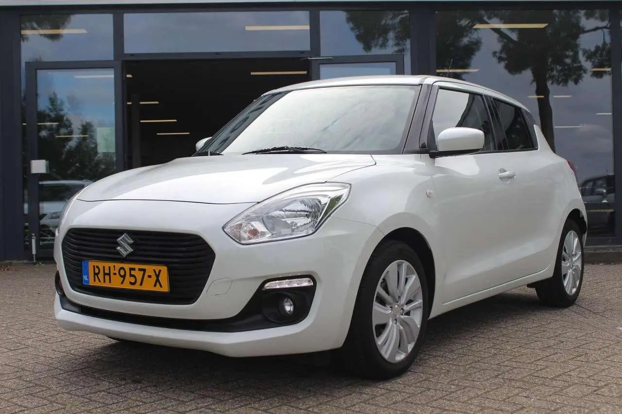 Photo 1 : Suzuki Swift 2017 Petrol