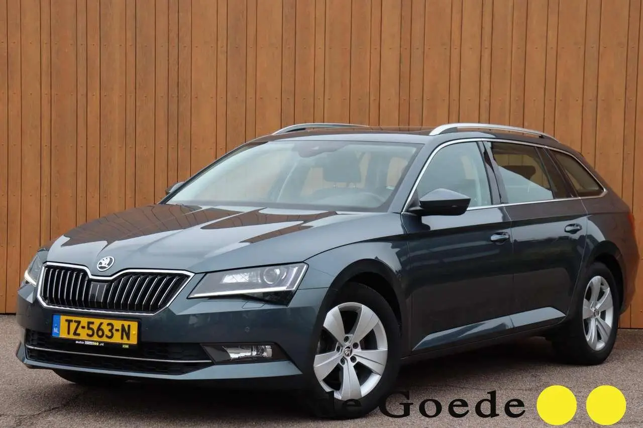 Photo 1 : Skoda Superb 2019 Petrol