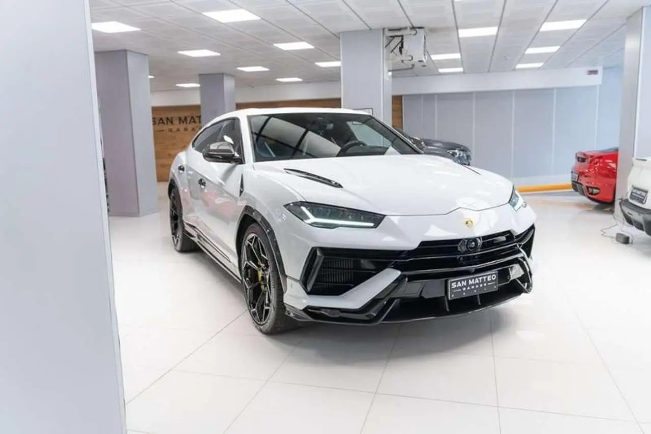 Photo 1 : Lamborghini Urus 2023 Essence