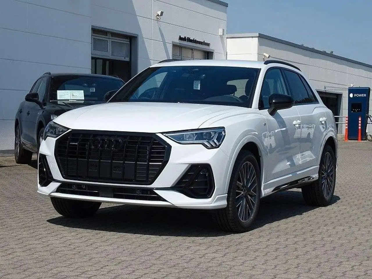 Photo 1 : Audi Q3 2024 Petrol