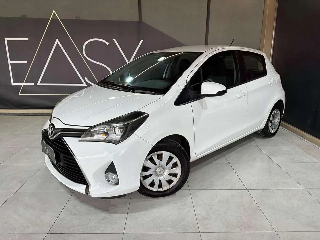 Photo 1 : Toyota Yaris 2015 Petrol