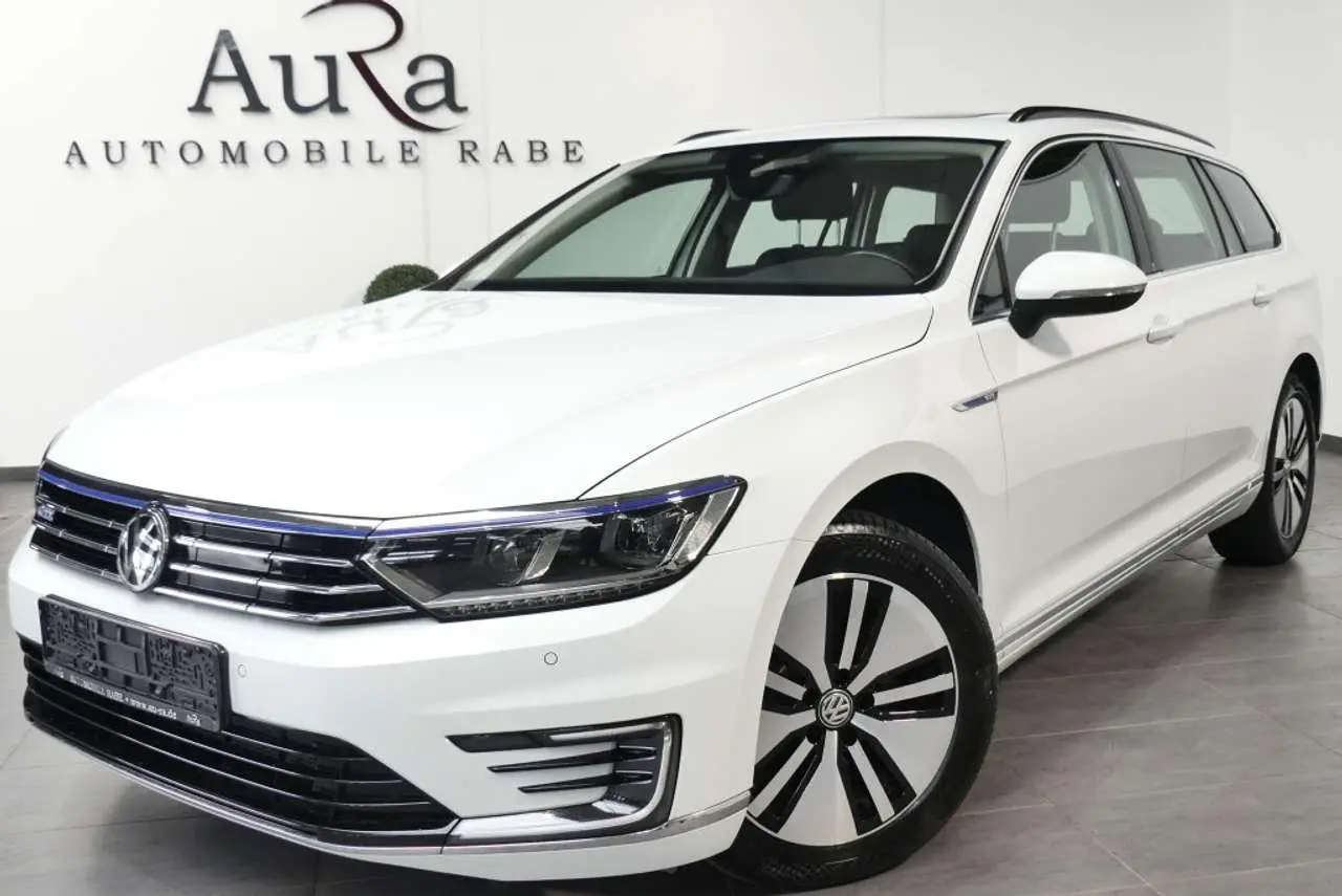 Photo 1 : Volkswagen Passat 2018 Hybride