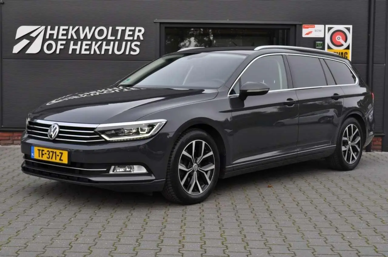 Photo 1 : Volkswagen Passat 2018 Essence