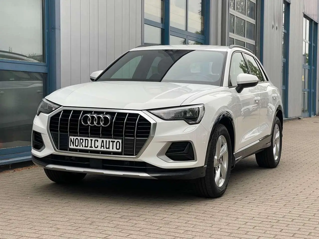 Photo 1 : Audi Q3 2024 Petrol