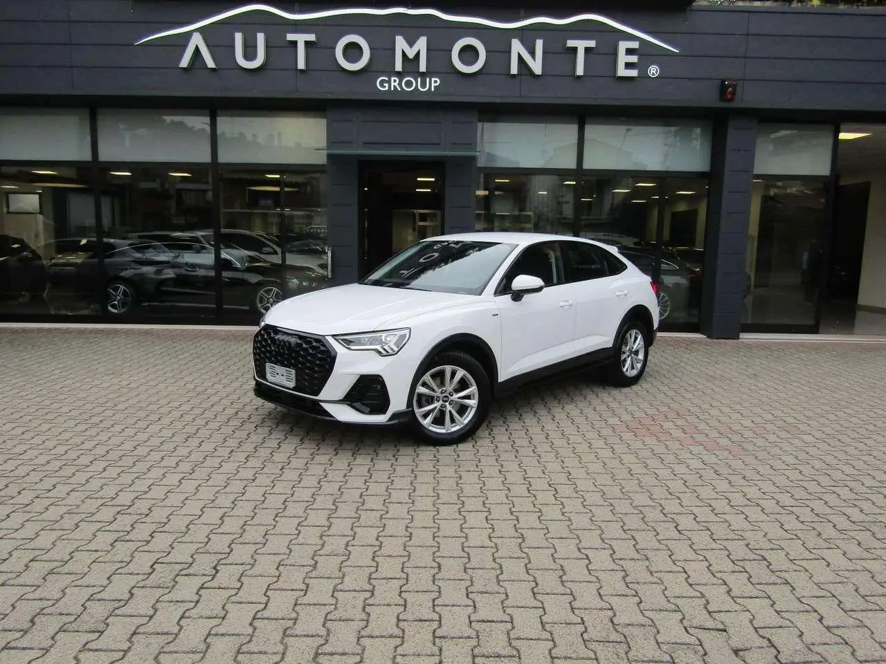 Photo 1 : Audi Q3 2024 Petrol