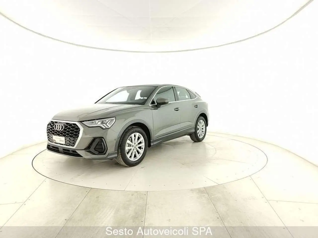 Photo 1 : Audi Q3 2019 Petrol