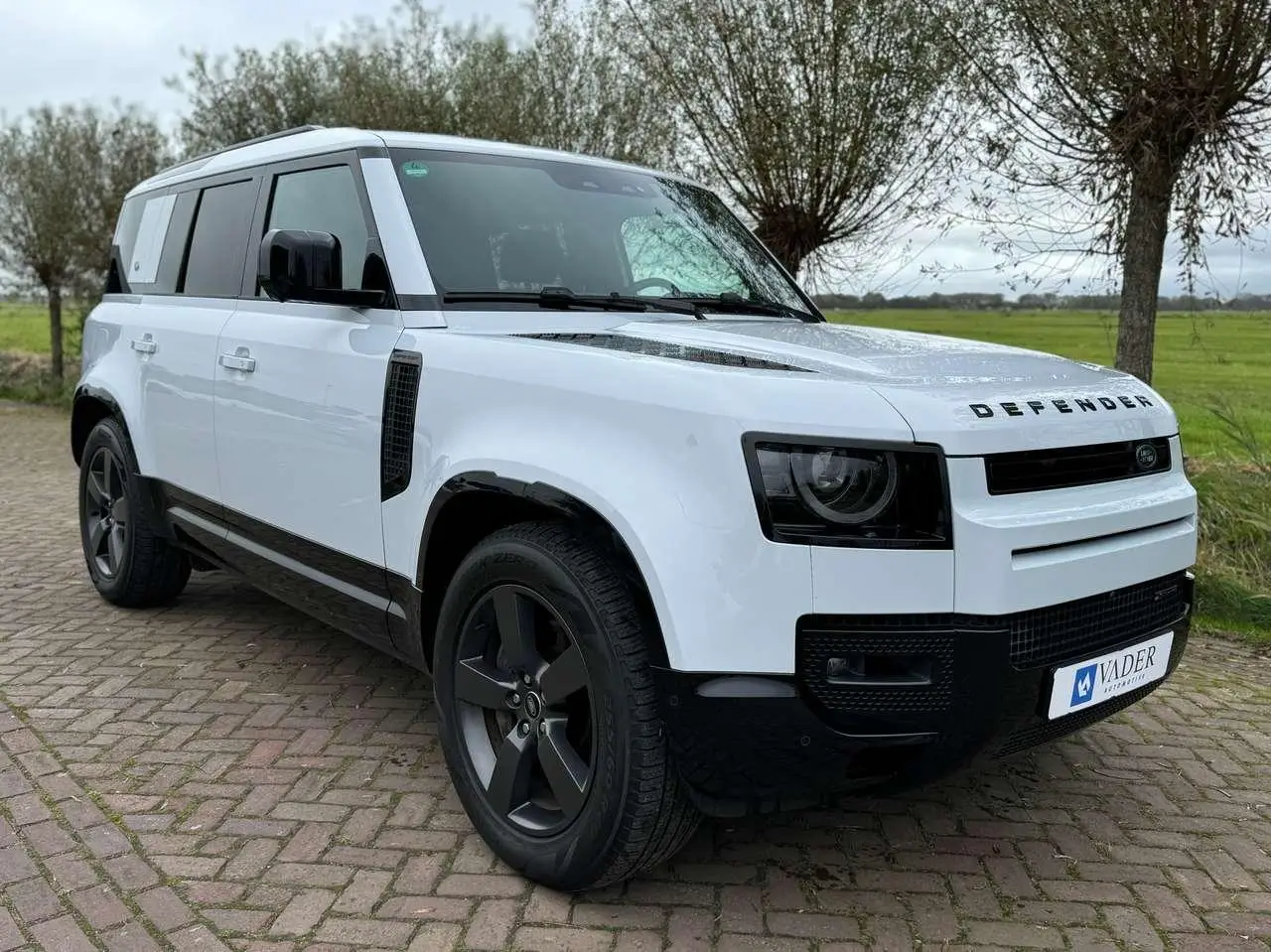 Photo 1 : Land Rover Defender 2021 Hybrid