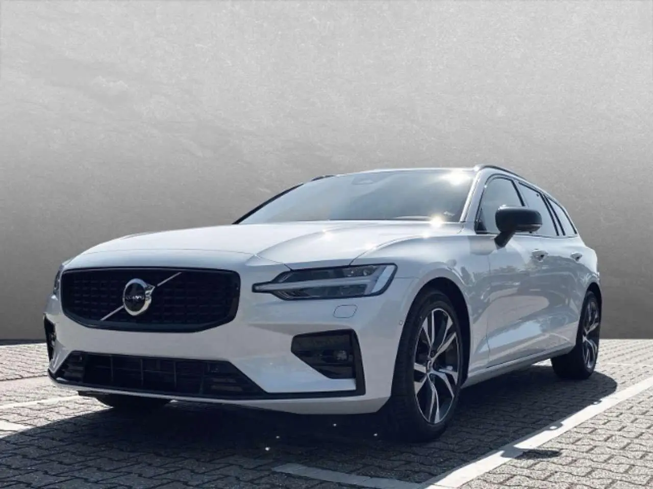 Photo 1 : Volvo V60 2024 Essence