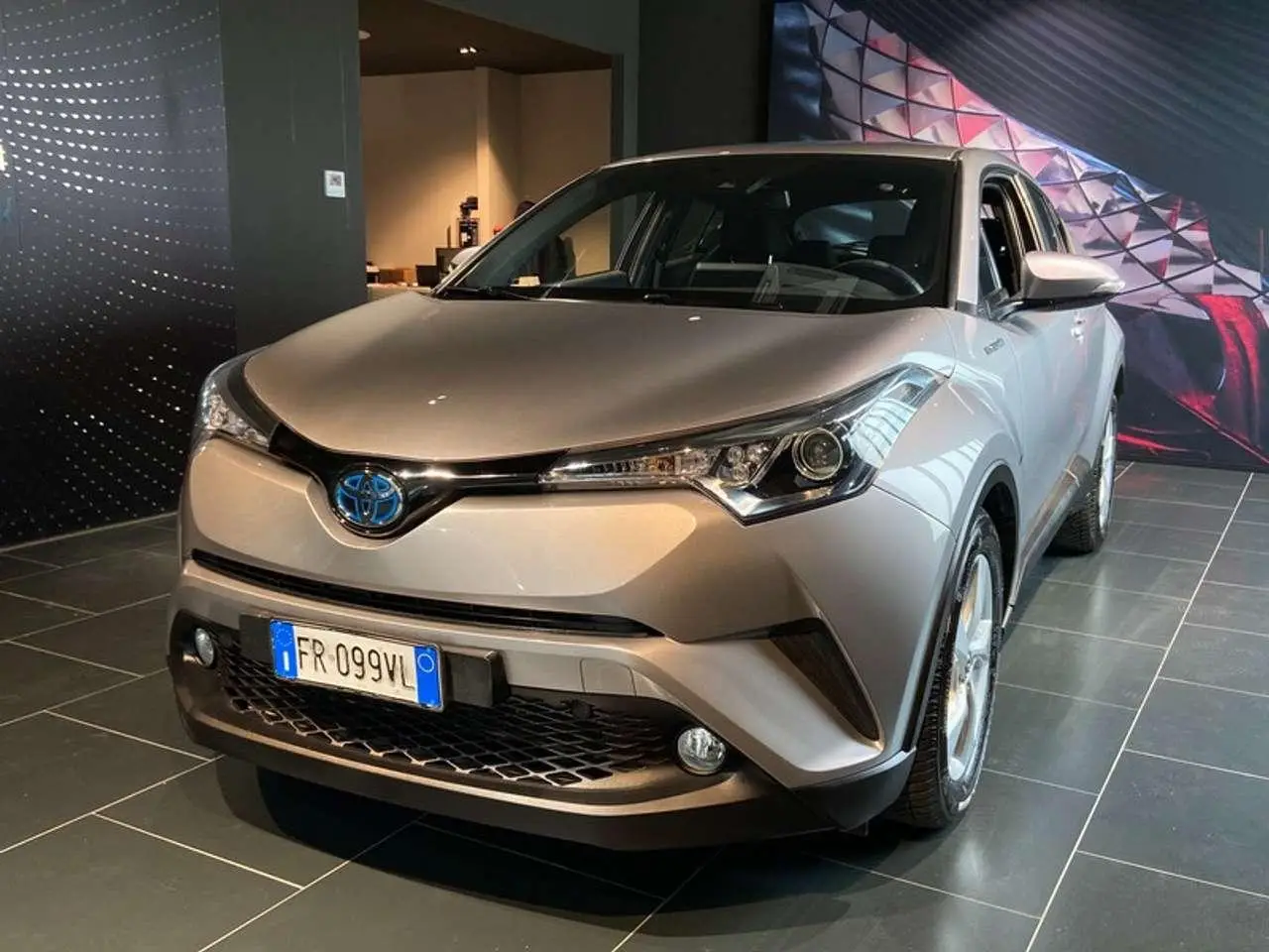 Photo 1 : Toyota C-hr 2018 Hybrid