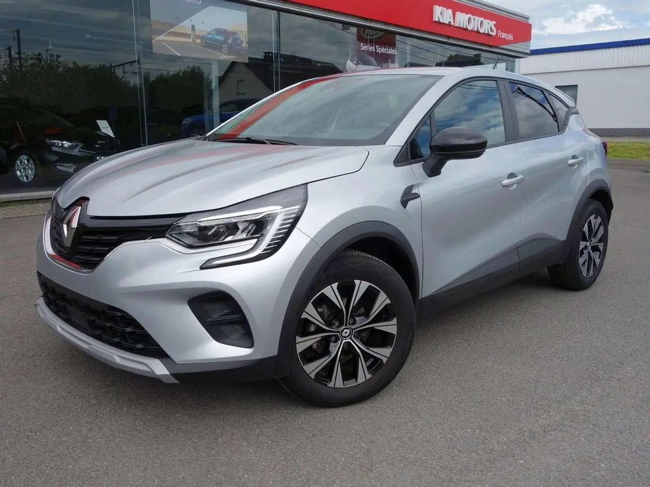 Photo 1 : Renault Captur 2023 Petrol