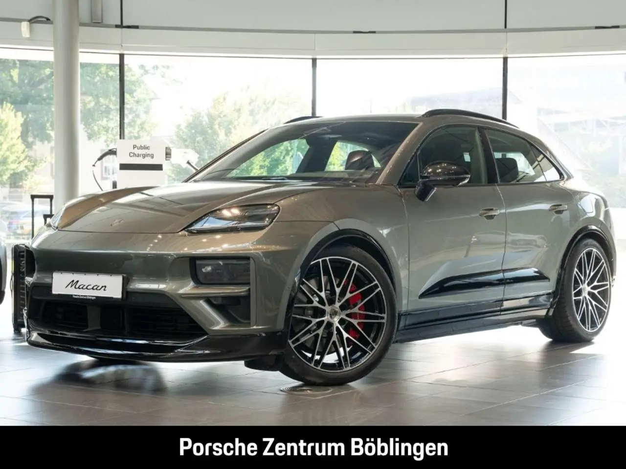 Photo 1 : Porsche Macan 2024 Electric