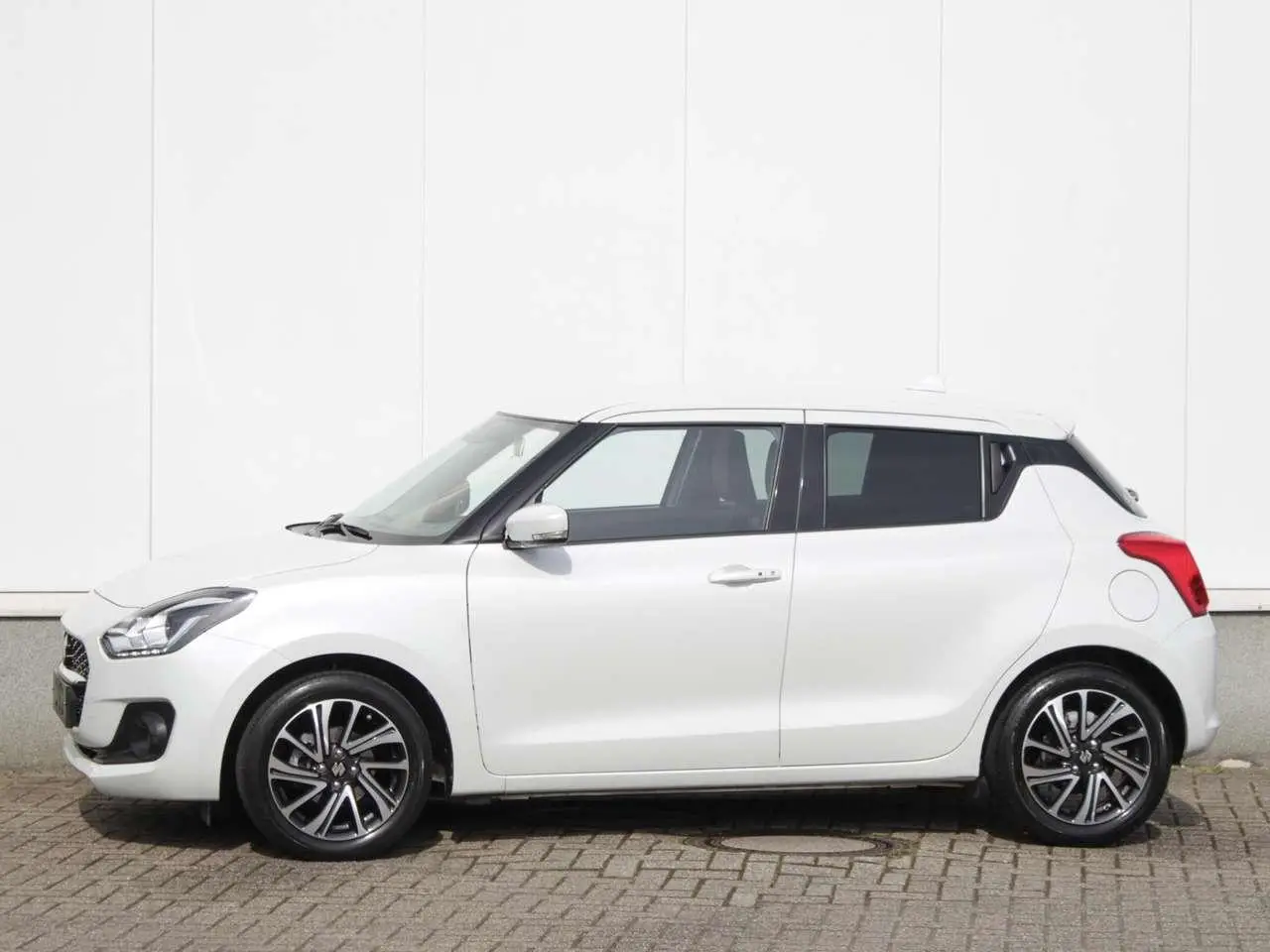 Photo 1 : Suzuki Swift 2021 Petrol