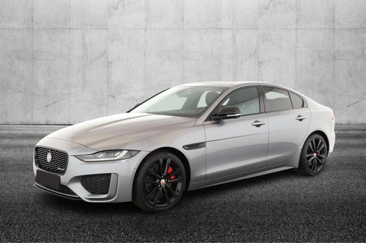 Photo 1 : Jaguar Xe 2023 Essence