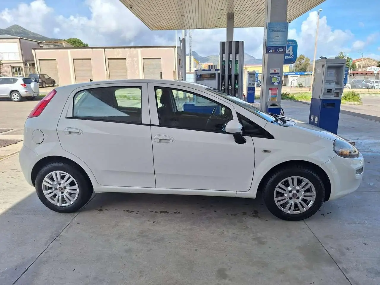 Photo 1 : Fiat Punto 2015 Petrol