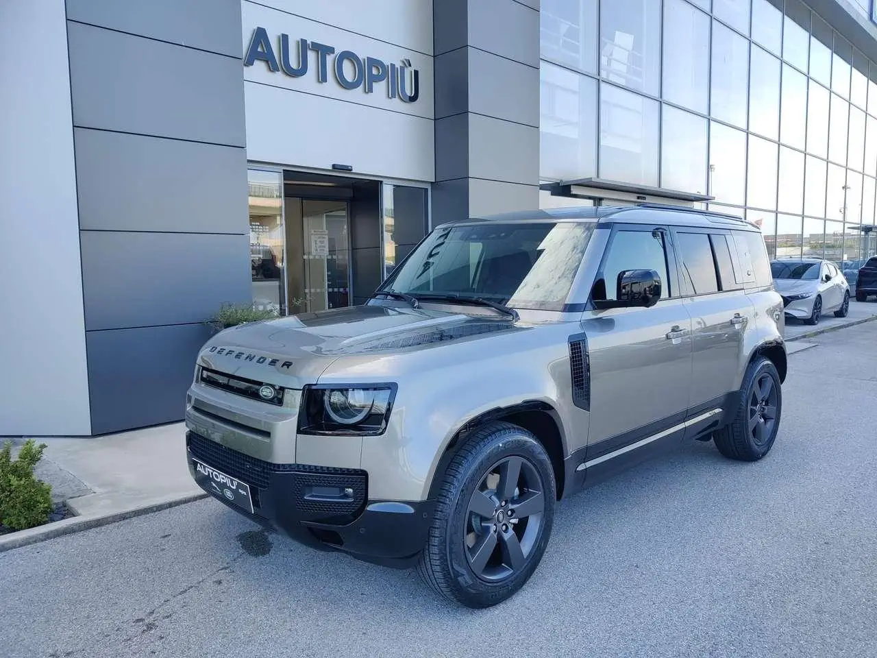 Photo 1 : Land Rover Defender 2023 Hybrid