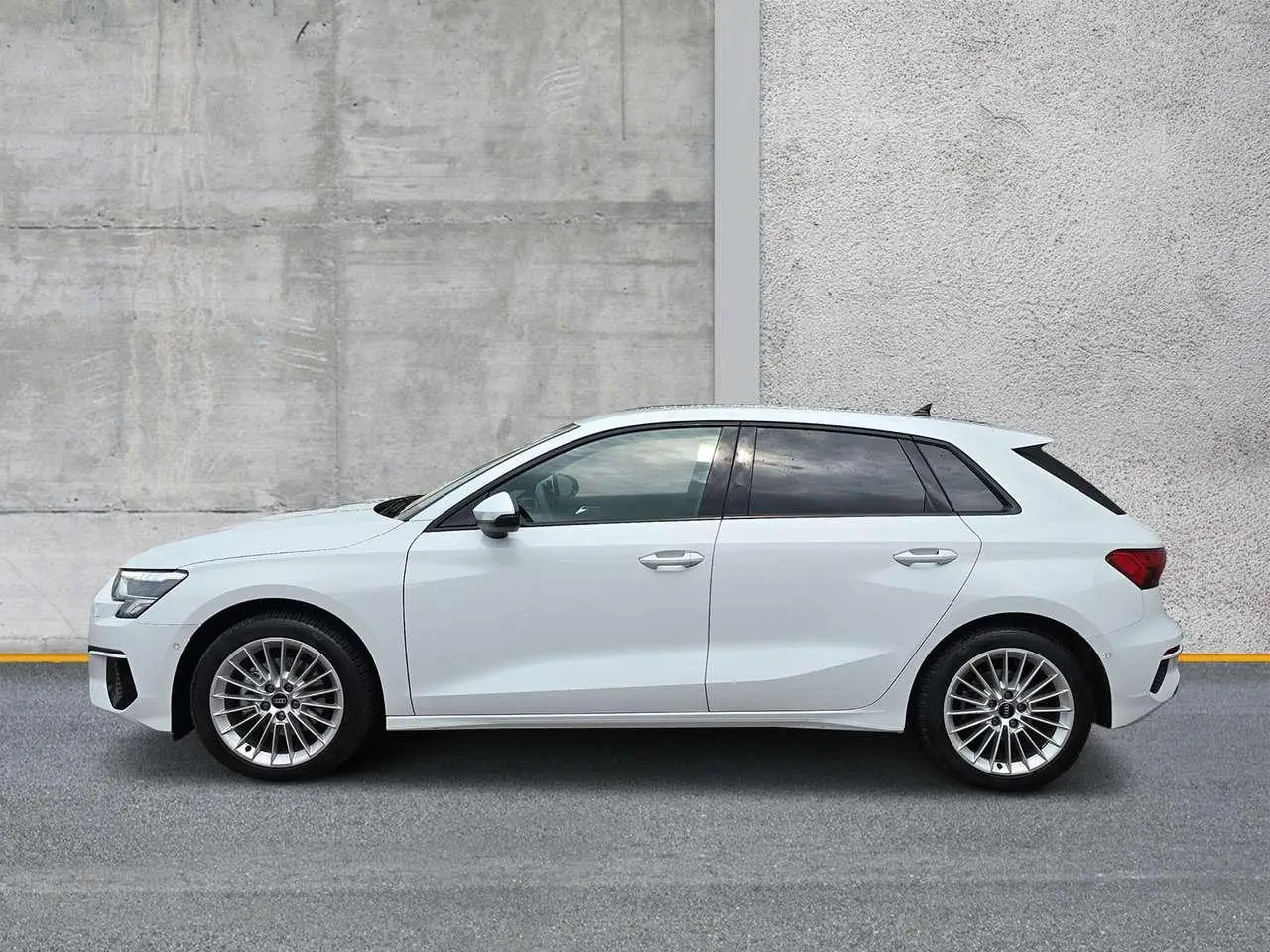 Photo 1 : Audi A3 2023 Petrol