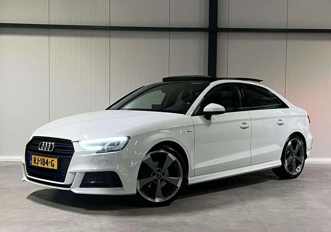 Photo 1 : Audi A3 2018 Petrol