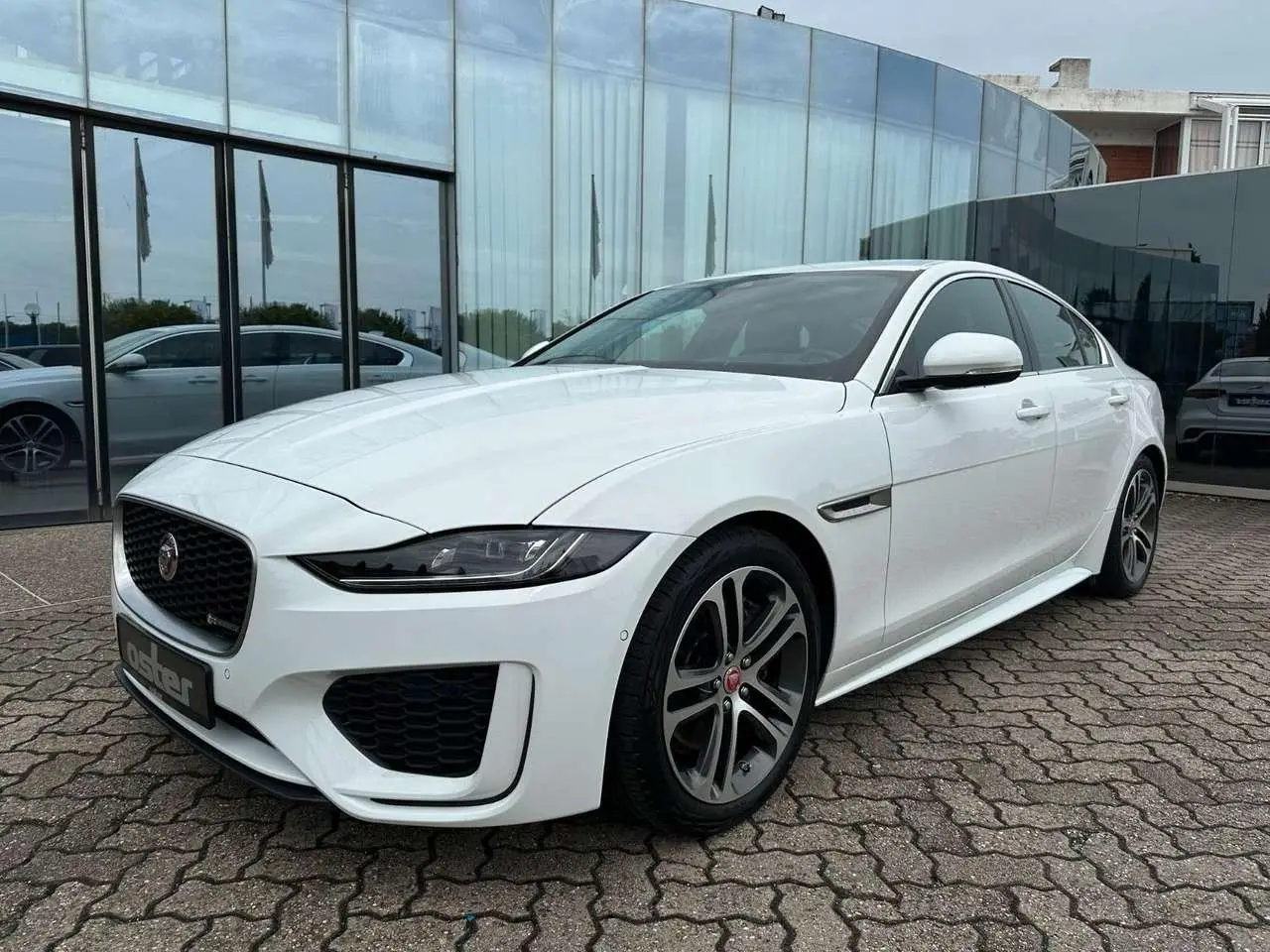 Photo 1 : Jaguar Xe 2020 Petrol