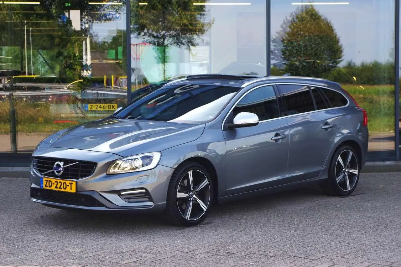 Photo 1 : Volvo V60 2019 Petrol