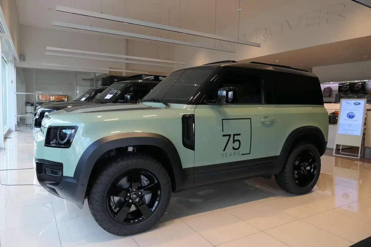 Photo 1 : Land Rover Defender 2024 Essence