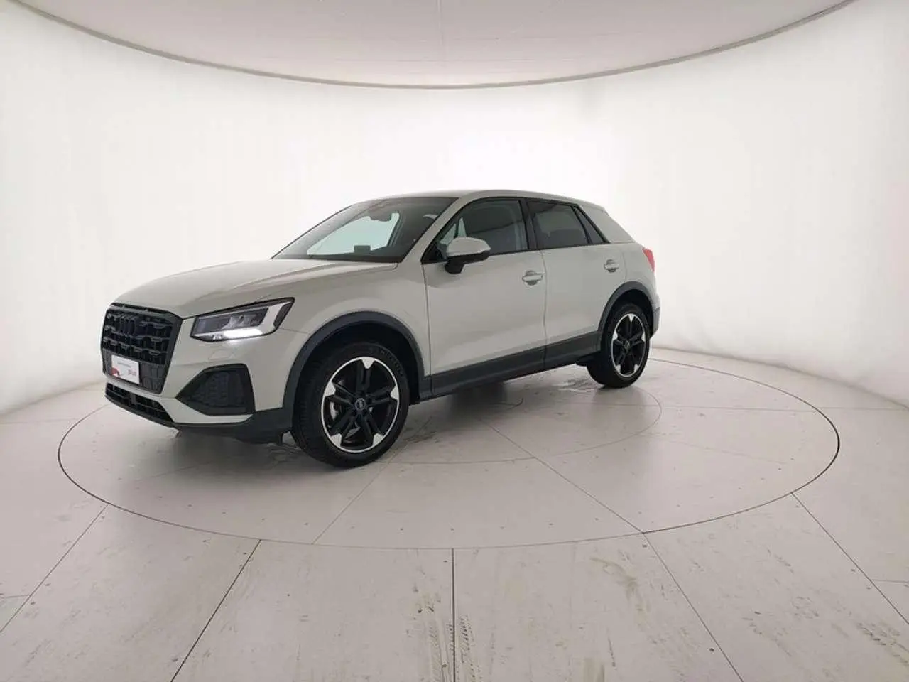 Photo 1 : Audi Q2 2024 Petrol