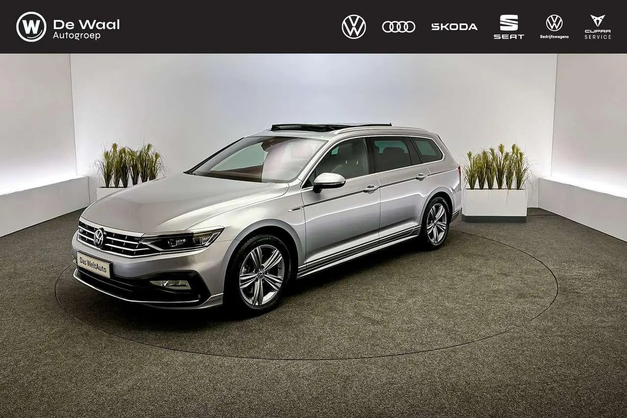 Photo 1 : Volkswagen Passat 2022 Essence