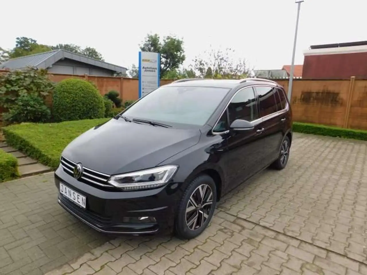 Photo 1 : Volkswagen Touran 2024 Essence