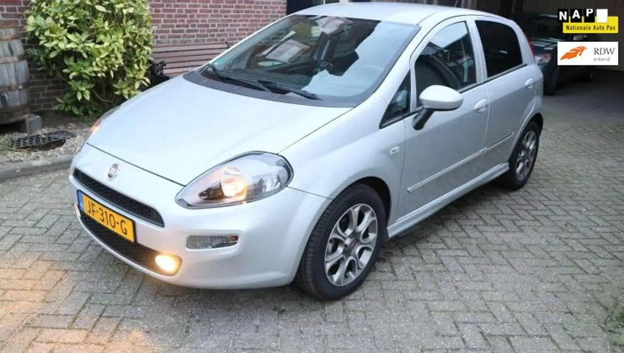 Photo 1 : Fiat Punto 2016 Petrol